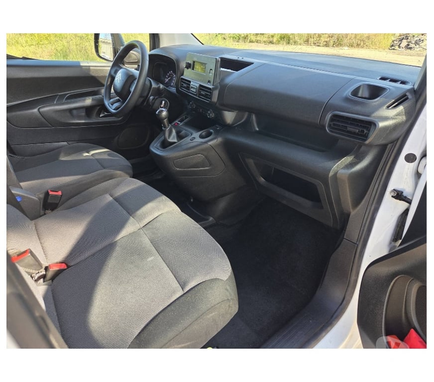 Véhicules commerciaux & utilitaires d'occasion Pont-de-Loup - Photos Vivastreet Citroën Berlingo Maxi 2021 3places 97000km 1.5hdi 100cv Ac