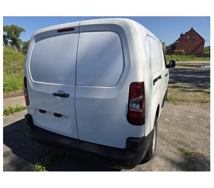 Véhicules commerciaux & utilitaires d'occasion Pont-de-Loup - Photos Vivastreet Citroën Berlingo Maxi 2022 3places 17000km 1.5hdi 100cv AC
