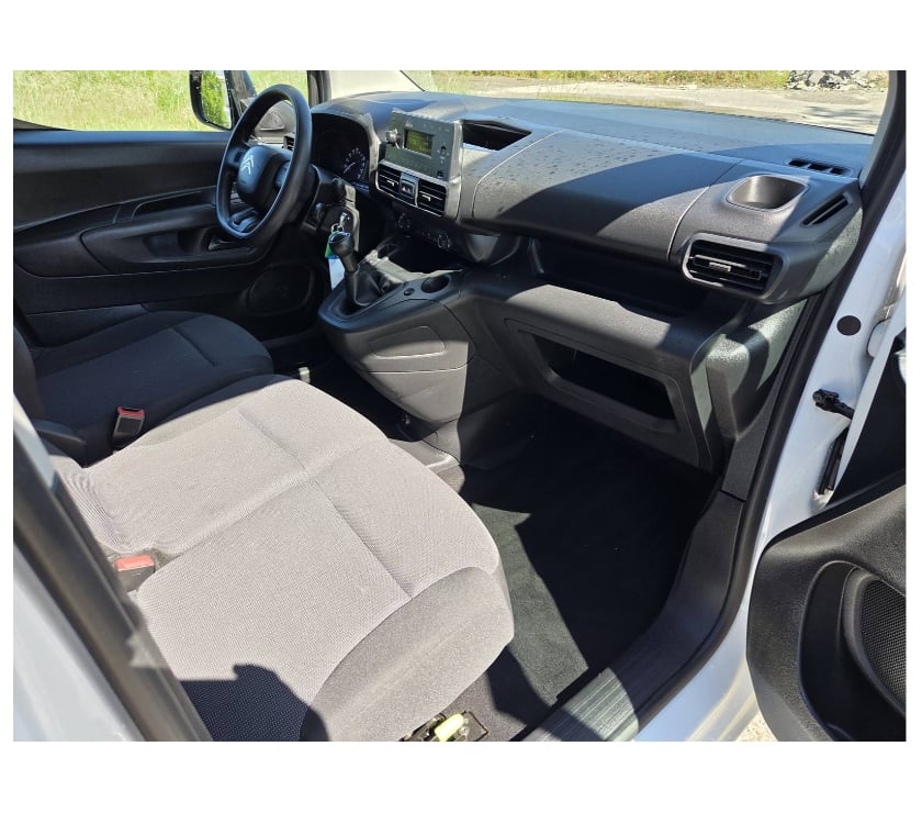 Véhicules commerciaux & utilitaires d'occasion Pont-de-Loup - Photos Vivastreet Citroën Berlingo Maxi 2022 3places 17000km 1.5hdi 100cv AC