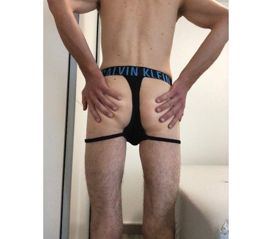 exhib Charleroi Charleroi-Centrum - Photos Vivastreet Beau jeune homme disponible pour femme…