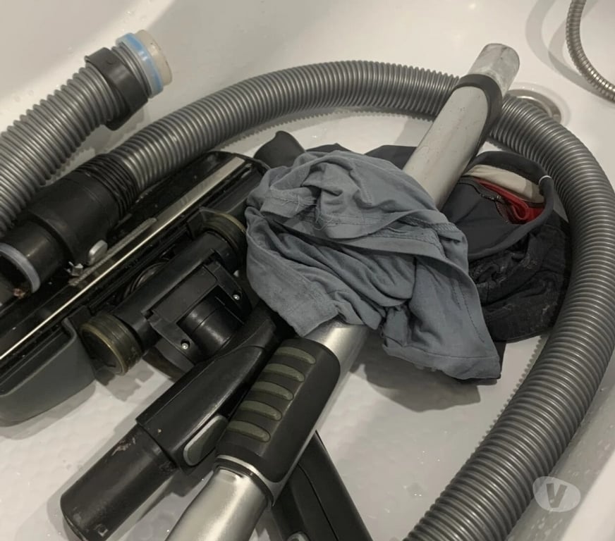 Gay Anhée - Photos Vivastreet ch JH pour faire le ménage en étant nu...