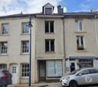BOUILLON : maison de commerce (+-120m²), véranda, terras.