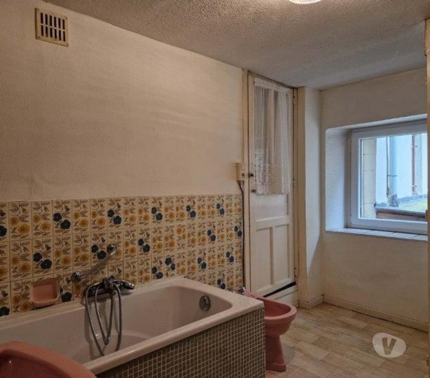 Annonce maison Bouillon Bouillon-Centrum - Photos Vivastreet BOUILLON : Spacieuse maison mitoyenne avec terrasse.