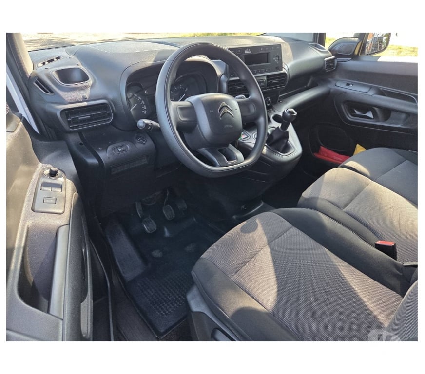 Véhicules commerciaux & utilitaires d'occasion Pont-de-Loup - Photos Vivastreet Citroën Berlingo Maxi 2021 3places 97000km 1.5hdi 100cv