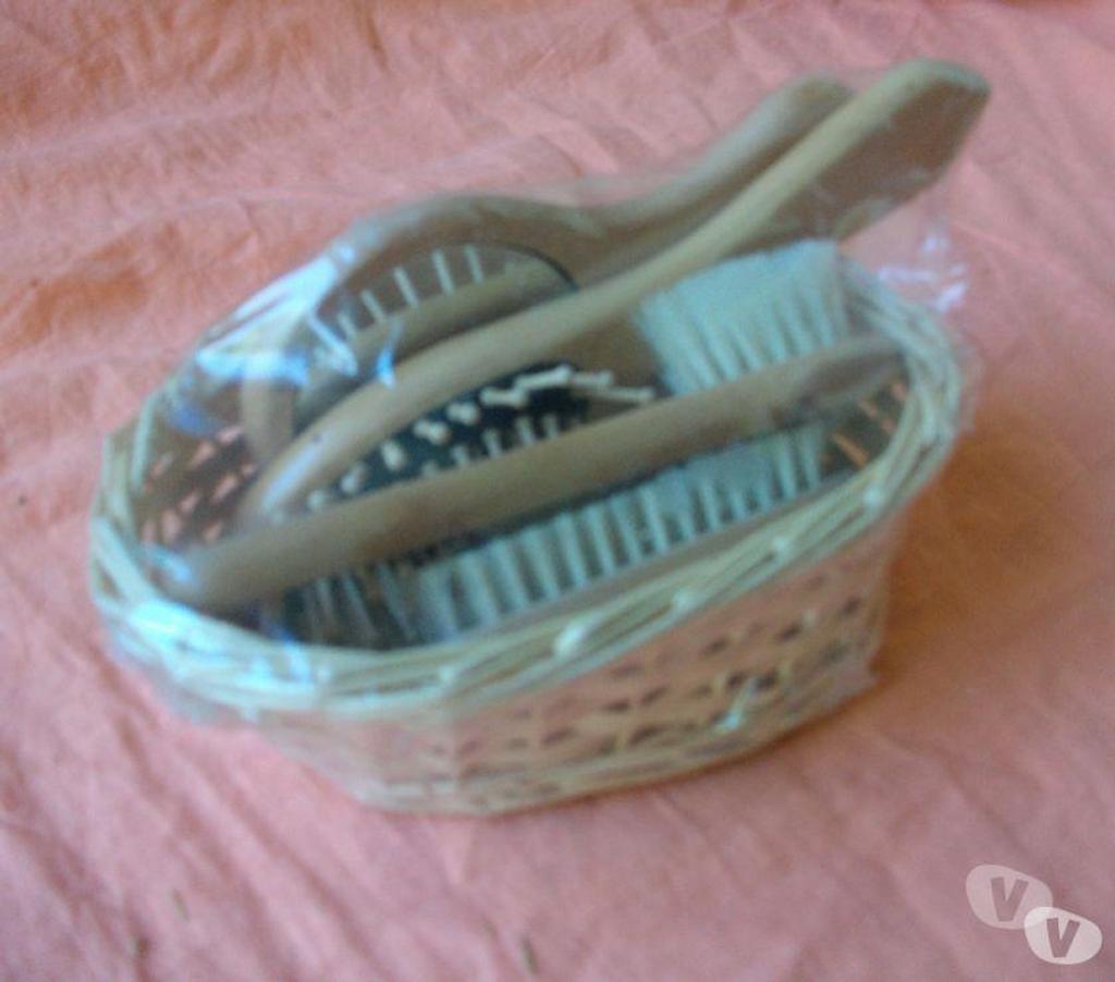 Beauté - Santé Bas-Rhin Bouxwiller - 67330 - Photos Vivastreet Lot 3 Brosses en bois + Panier en osier