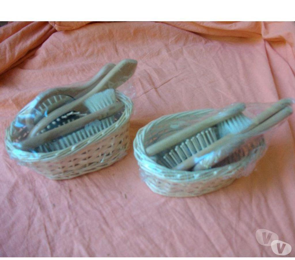 Beauté - Santé Bas-Rhin Bouxwiller - 67330 - Photos Vivastreet Lot 3 Brosses en bois + Panier en osier