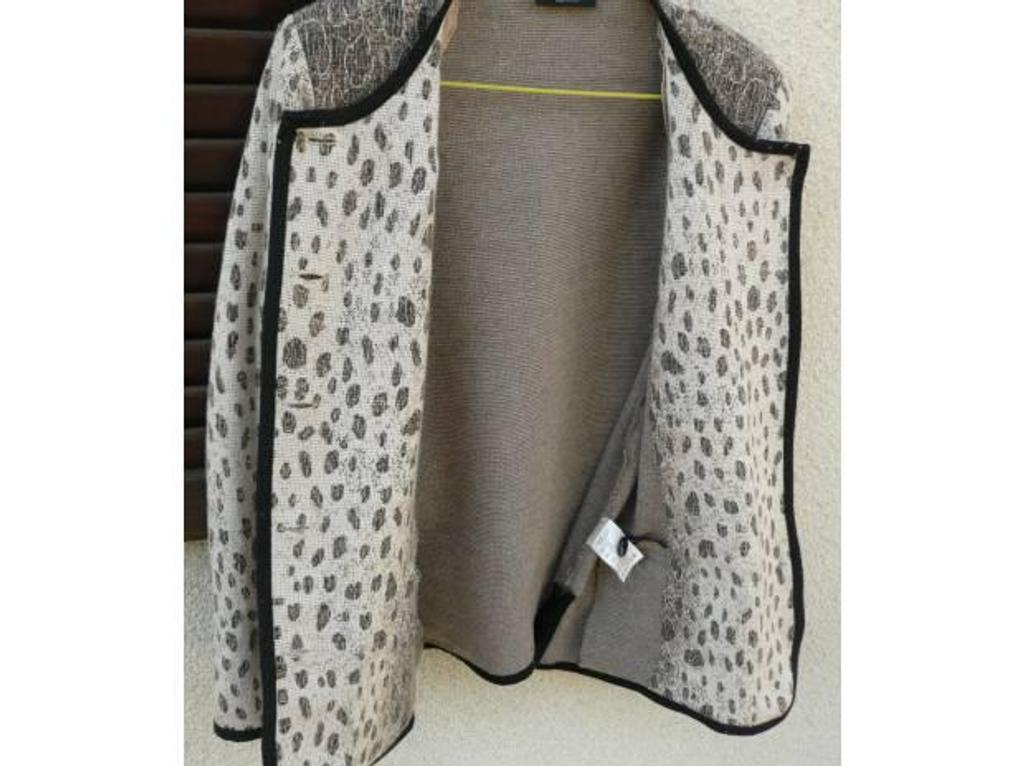 Vêtements occasion Seine-et-Marne Meaux - 77100 - Photos Vivastreet VESTE femme impression léopard taille 44 marque Liola