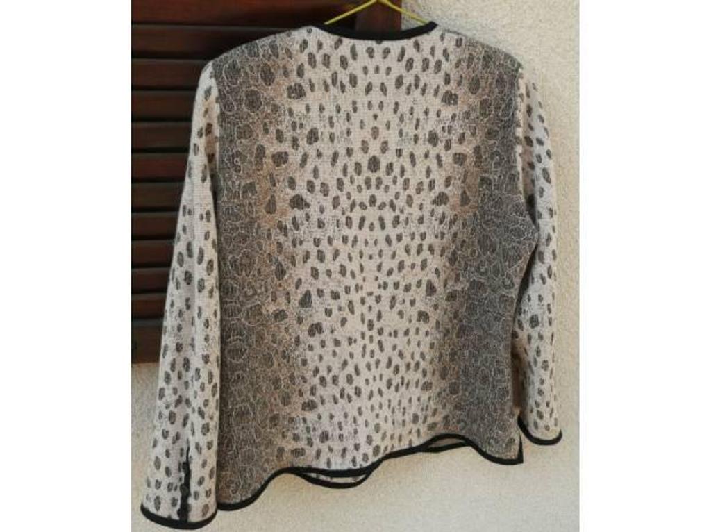 Vêtements occasion Seine-et-Marne Meaux - 77100 - Photos Vivastreet VESTE femme impression léopard taille 44 marque Liola