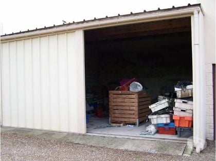 Location parking & garage Eu Seine-Maritime - Photos Vivastreet EU GrandGARAGE dans une cour fermée:52m2-Hporte:3m