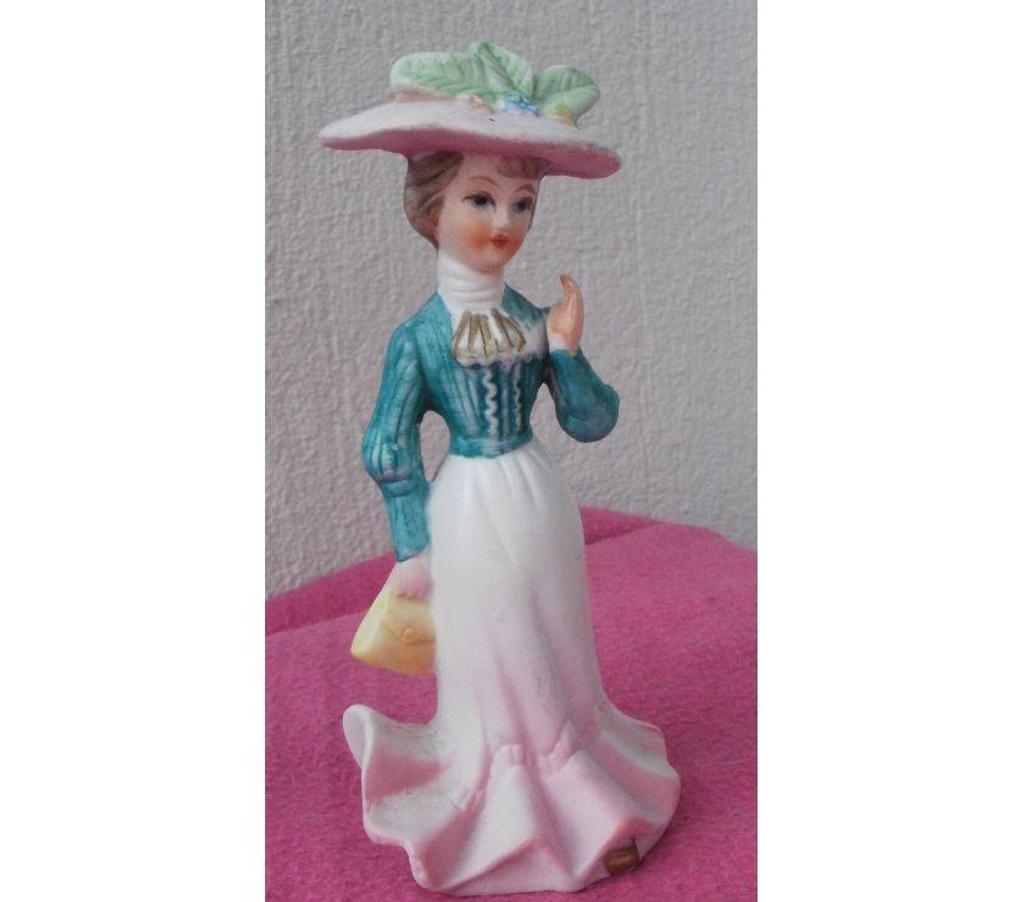 Décoration - art Tarn-et-Garonne Montauban - 82000 - Photos Vivastreet Biscuit en porcelaine femme élégante, robe longue et chapeau