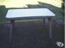 Table mi-haute carrelée à 6 €