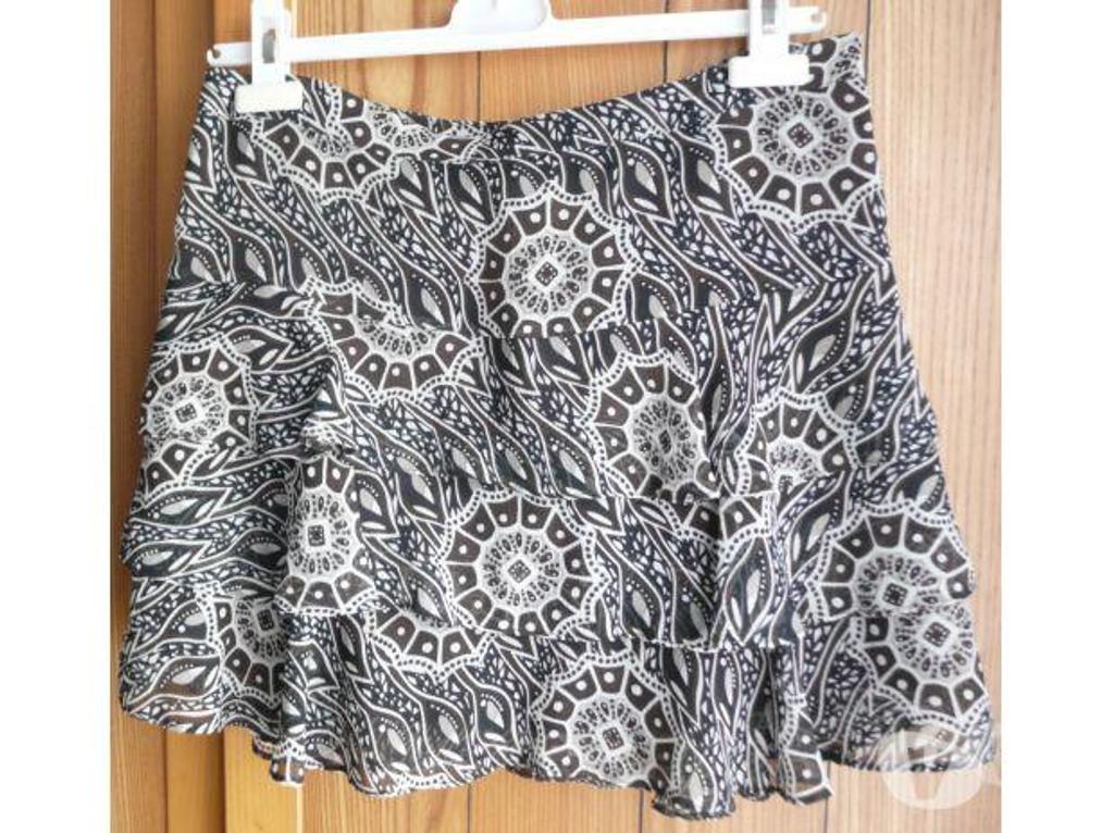 Vêtements occasion Seine-et-Marne Meaux - 77100 - Photos Vivastreet JUPE à VOLANTS taille 38/40