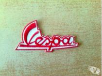 Écusson logo vespa rouge et blanc 7x2 cm