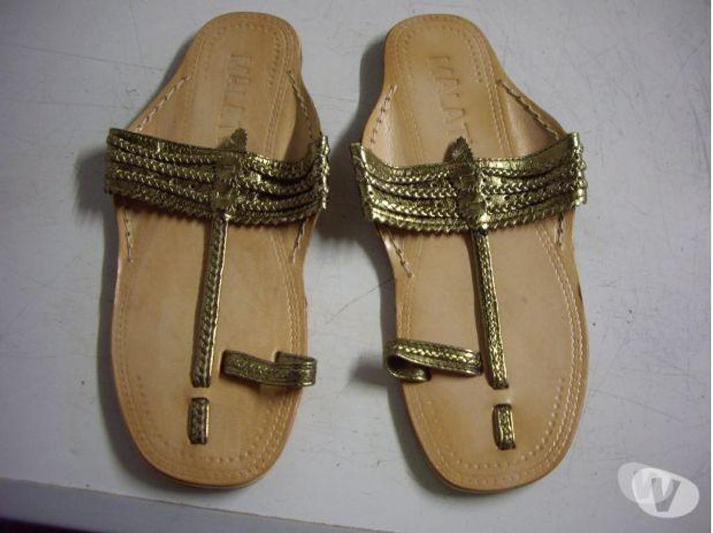 Chaussures Bas-Rhin Bouxwiller - 67330 - Photos Vivastreet Tongs-babouches en Doré pt 39 à 4 €-neuves