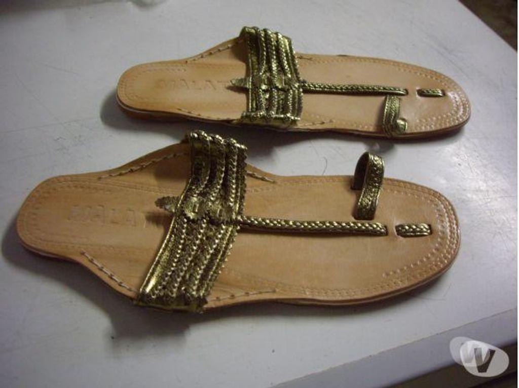 Chaussures Bas-Rhin Bouxwiller - 67330 - Photos Vivastreet Tongs-babouches en Doré pt 39 à 4 €-neuves