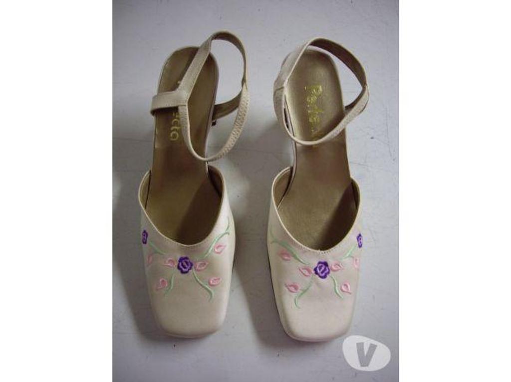 Chaussures Bas-Rhin Bouxwiller - 67330 - Photos Vivastreet Sandales Crème Fleuri à petits talons pt 37- 8 €