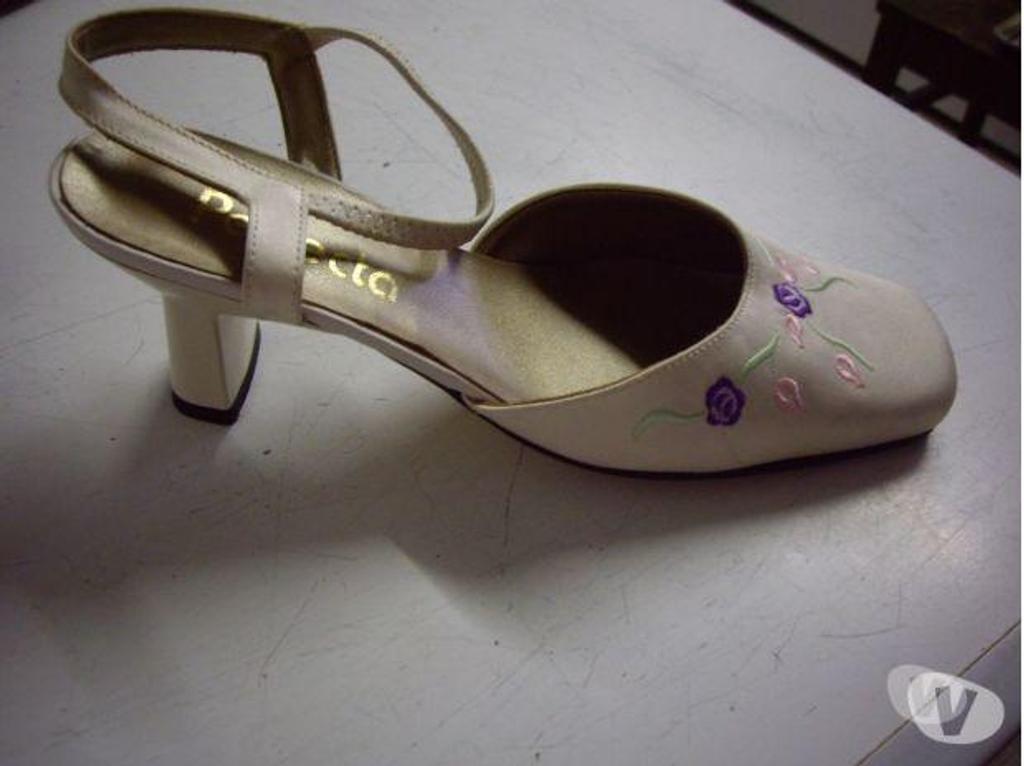 Chaussures Bas-Rhin Bouxwiller - 67330 - Photos Vivastreet Sandales Crème Fleuri à petits talons pt 37- 8 €