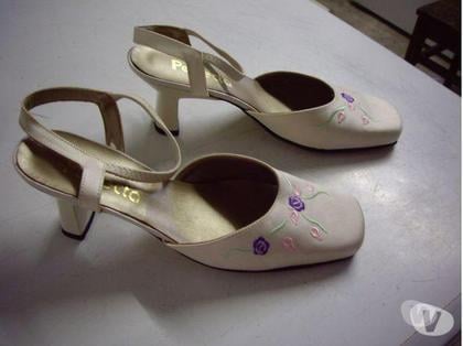 Chaussures occasion Bouxwiller Bas-Rhin - Photos Vivastreet Sandales Crème Fleuri à petits talons pt 37- 8 €
