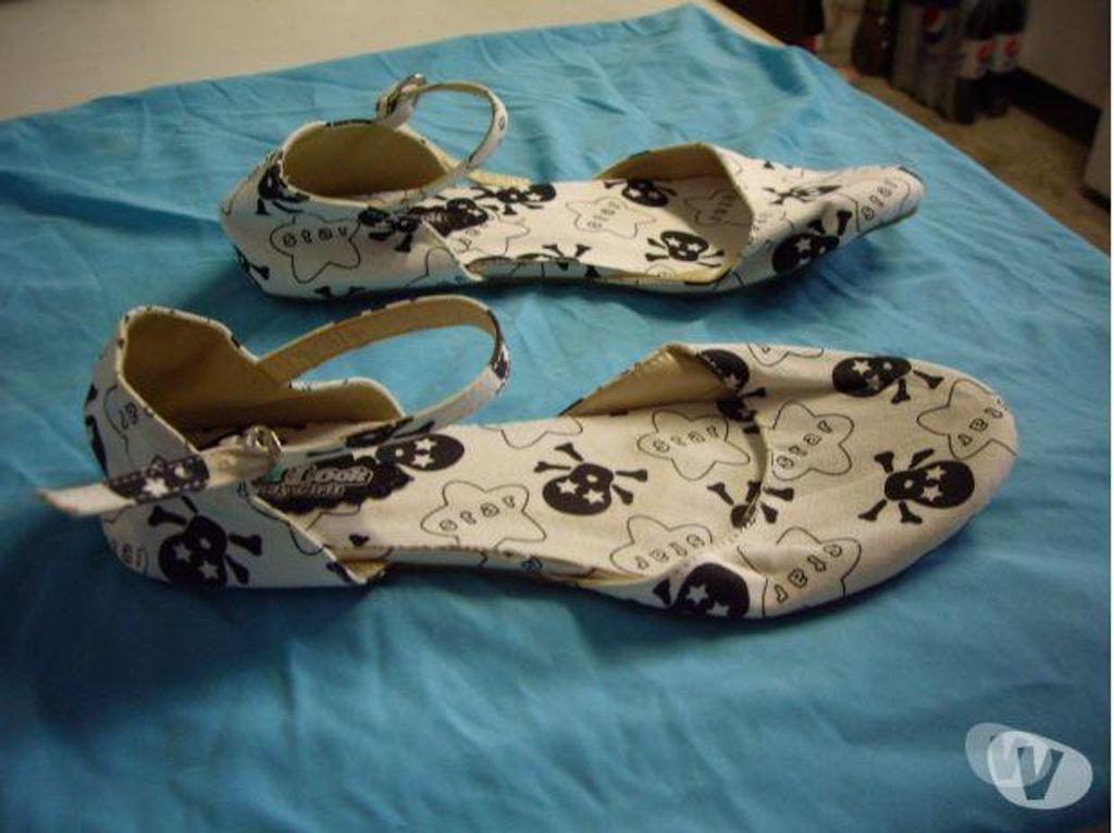 Chaussures Bas-Rhin Bouxwiller - 67330 - Photos Vivastreet Ballerines motif Tête de mort pt 39- neuves-5 €