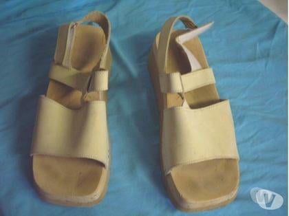 Chaussures occasion Bouxwiller Bas-Rhin - Photos Vivastreet Sandales beige à scratch pt 39