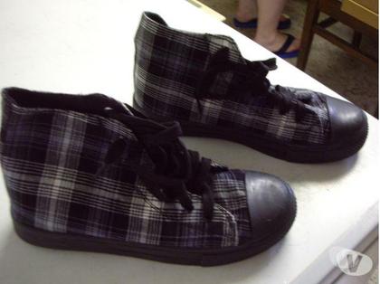 Chaussures occasion Bouxwiller Bas-Rhin - Photos Vivastreet Basket hautes noir quadrillées pt 40-neuves- à 7 €