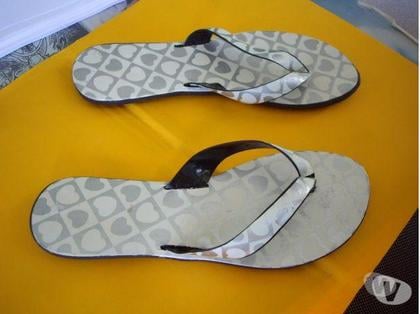 Chaussures et bottes occasion Bouxwiller Bas-Rhin - Photos Vivastreet Tongs argentés avec coeurs pt 36-37-neuves- 3,50 €