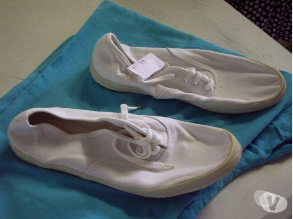 Chaussures Bas-Rhin Bouxwiller - 67330 - Photos Vivastreet Tennis toile Blanc à lacets pt 39-neuves- 2,50 €