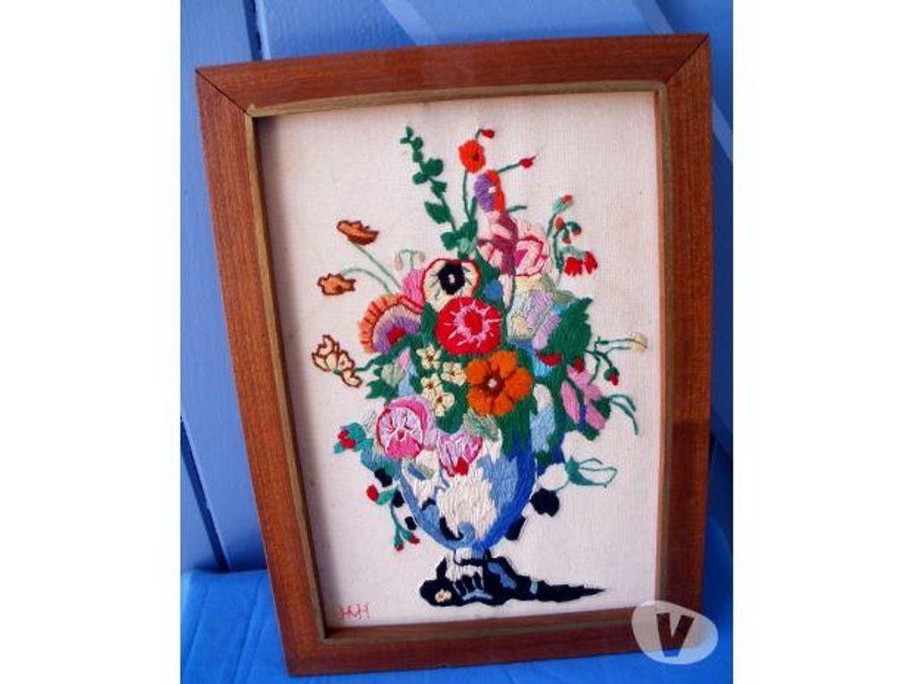 Décoration - art Tarn-et-Garonne Montauban - 82000 - Photos Vivastreet Cadre, toile brodée, vase de fleurs