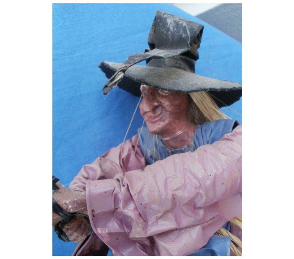 Décoration - art Tarn-et-Garonne Montauban - 82000 - Photos Vivastreet Sorcière en papier maché, sur son balai 30 cm