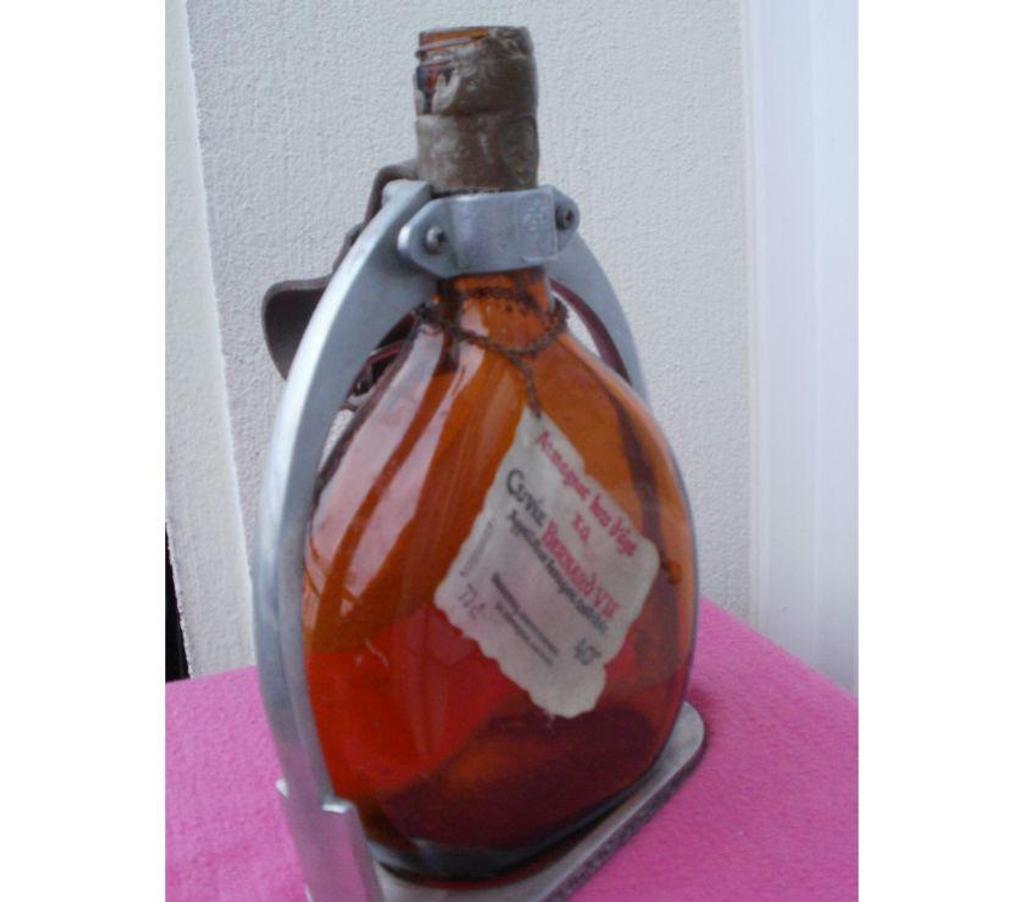 Collection Tarn-et-Garonne Montauban - 82000 - Photos Vivastreet Bouteille vide Armagnac DUCASTAING et son support