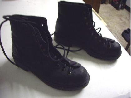 Chaussures et bottes occasion Bouxwiller Bas-Rhin - Photos Vivastreet Godillots Noir en croute de cuir vachette pt 40 à 8 €