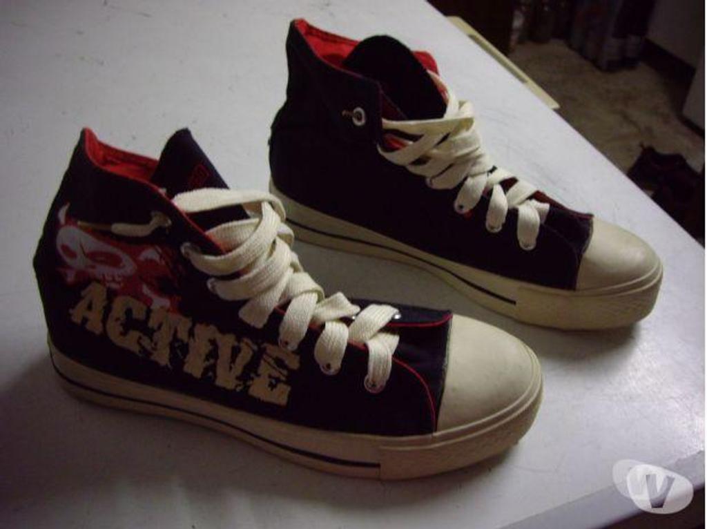 Chaussures Bas-Rhin Bouxwiller - 67330 - Photos Vivastreet Basket en toile Noir avec tête de mort pt 37 -neuves- à 8 €