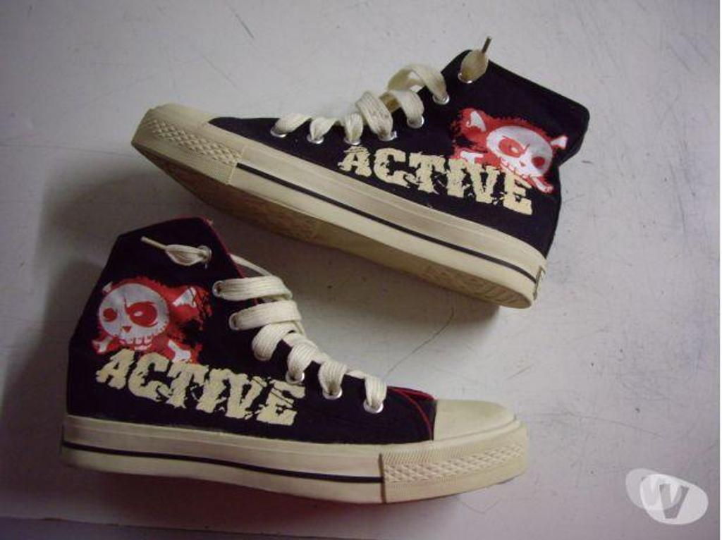 Chaussures Bas-Rhin Bouxwiller - 67330 - Photos Vivastreet Basket en toile Noir avec tête de mort pt 37 -neuves- à 8 €