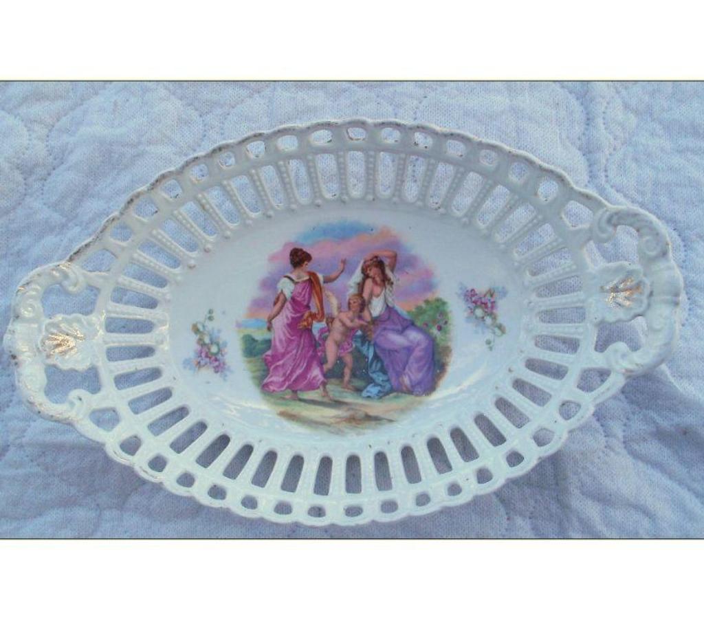 Décoration - art Tarn-et-Garonne Montauban - 82000 - Photos Vivastreet Corbeille ajourée en porcelaine Longueur 31.5 cm