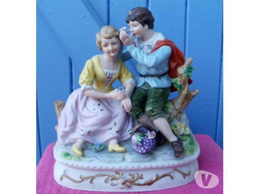 Décoration - art Tarn-et-Garonne Montauban - 82000 - Photos Vivastreet Statuette, Couple de jeune gens assis, en biscuit