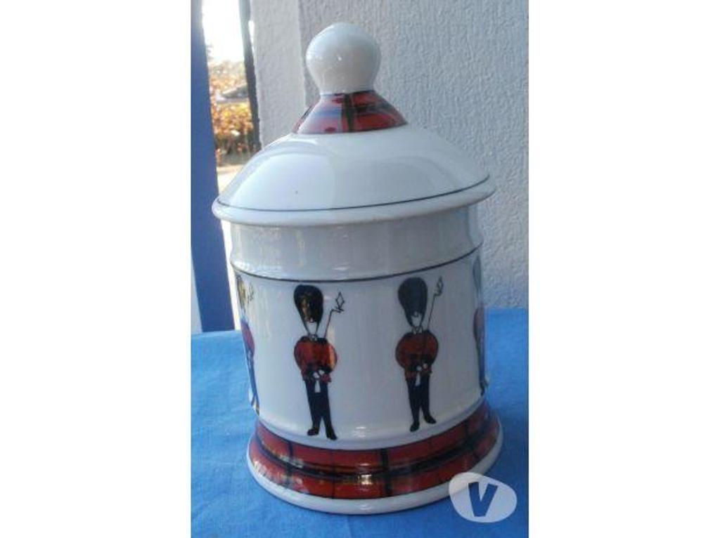 Décoration - art Tarn-et-Garonne Montauban - 82000 - Photos Vivastreet POT à TABAC en porcelaine, estampillé J. GUET ALBI