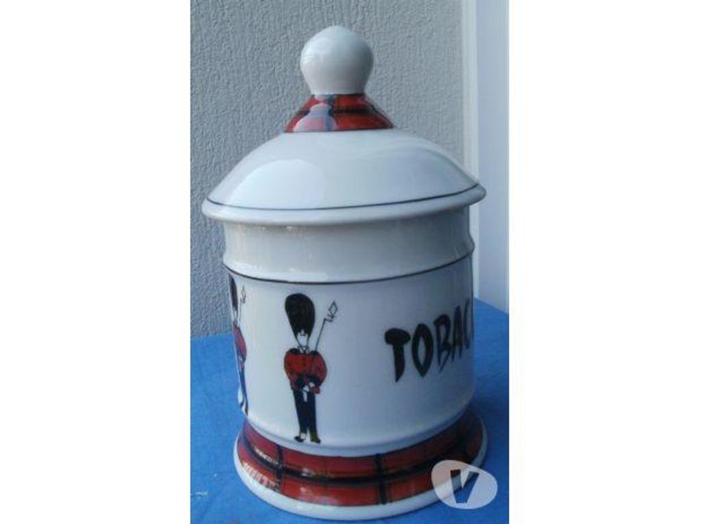 Décoration - art Tarn-et-Garonne Montauban - 82000 - Photos Vivastreet POT à TABAC en porcelaine, estampillé J. GUET ALBI