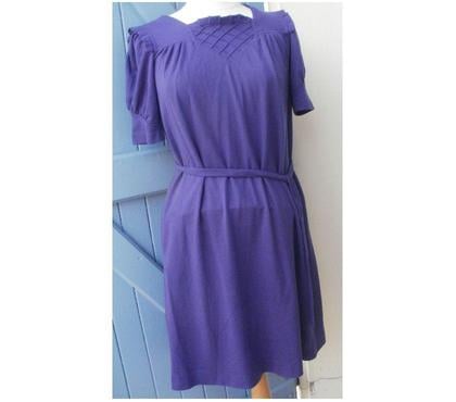Vêtements occasion Montauban Tarn-et-Garonne - Photos Vivastreet ROBE vintage violette (lainage) Taille 34