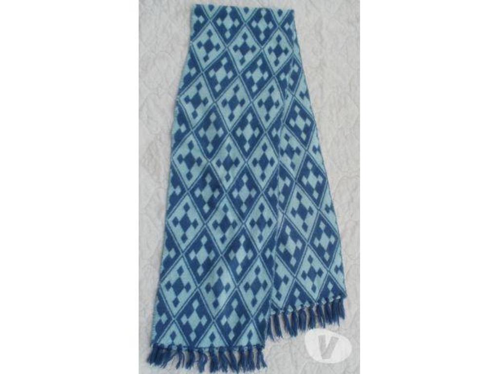 Vêtements occasion Tarn-et-Garonne Montauban - 82000 - Photos Vivastreet ECHARPE chaude, bleue VINTAGE, motif avec losanges