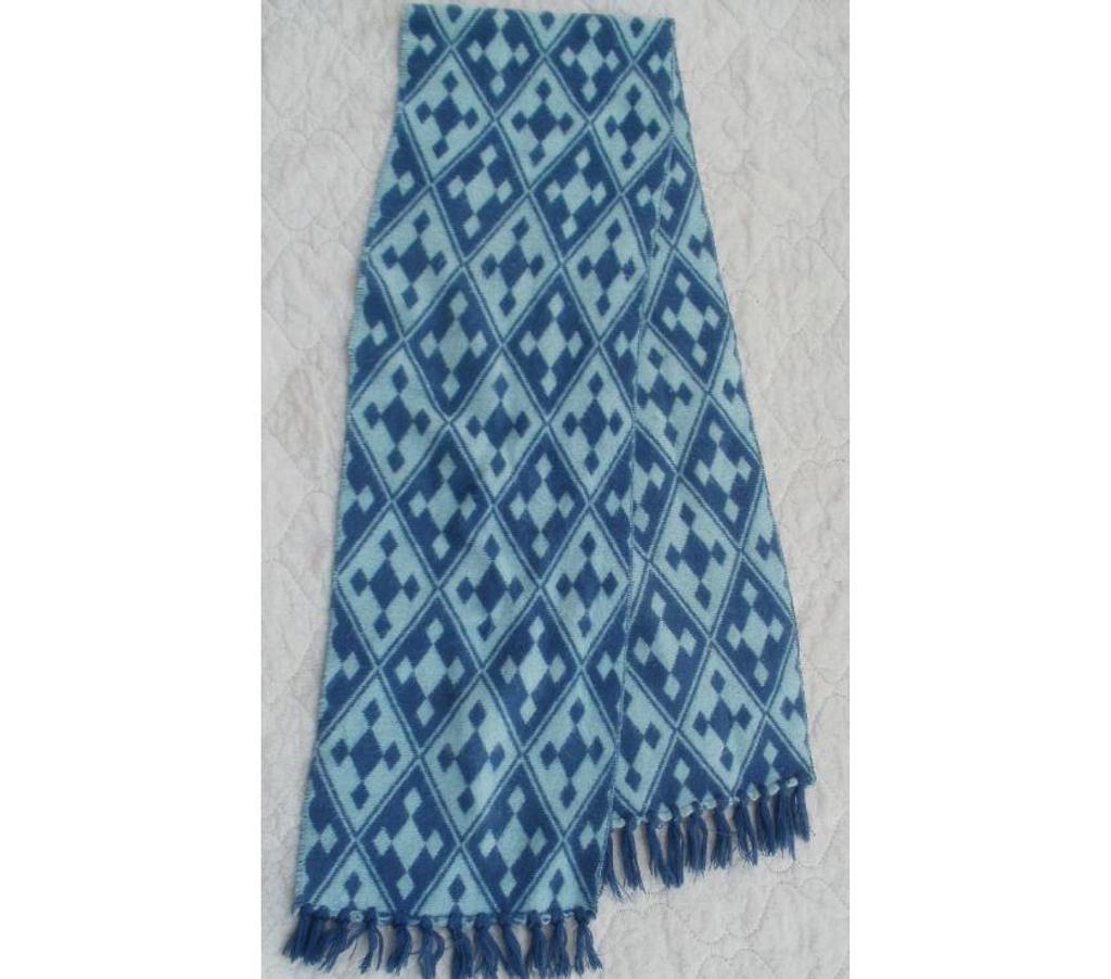 Vêtements occasion Tarn-et-Garonne Montauban - 82000 - Photos Vivastreet ECHARPE chaude, bleue VINTAGE, motif avec losanges