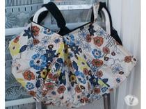 SAC BESACE un côté fleurs et un côté noir