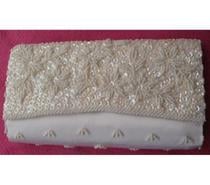 Pochette neuve, décorée de petites perles