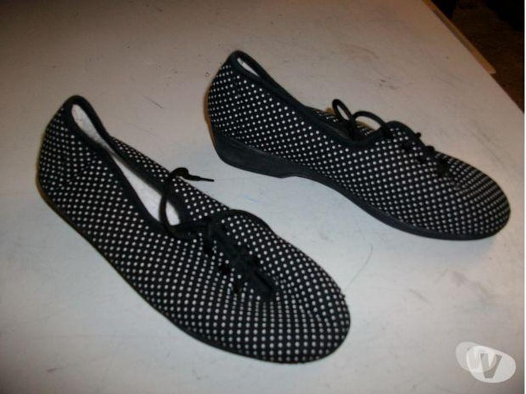 Chaussures Bas-Rhin Bouxwiller - 67330 - Photos Vivastreet Toiles à lacets et à talons Noir Pois Blanc pt 39-neuves