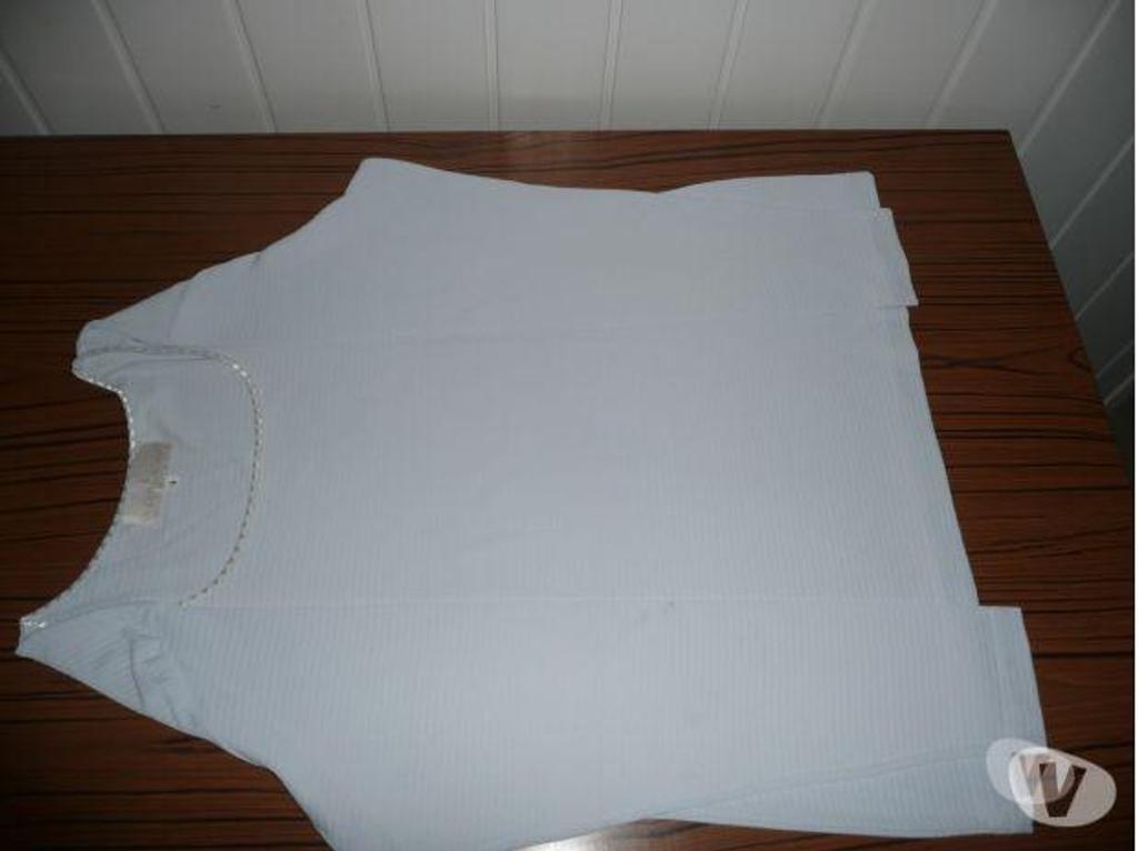 Vêtements occasion Seine-et-Marne Meaux - 77100 - Photos Vivastreet Lot de 2 T-SHIRTS femme taille 46 "UN JOUR AILLEURS"