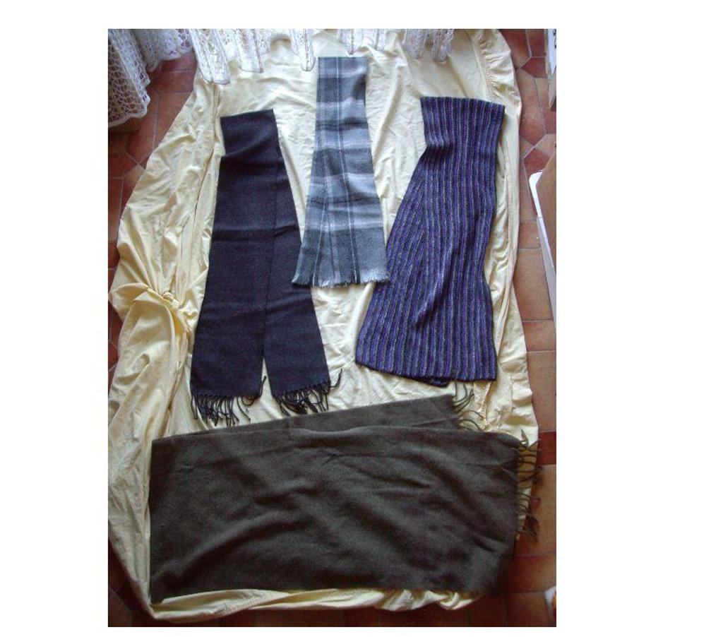 Accessoires - Bagagerie Bas-Rhin Bouxwiller - 67330 - Photos Vivastreet Echarpes pour Homme à 0,50 € et 1,50 € pc