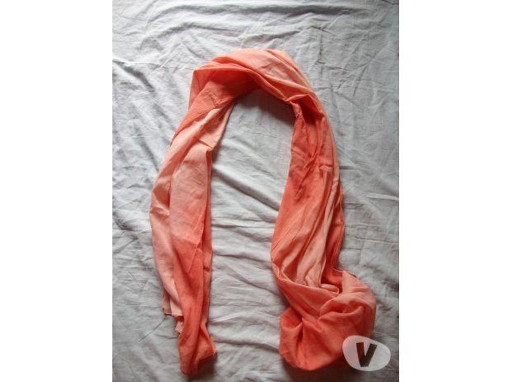 Vêtements occasion Bas-Rhin Bouxwiller - 67330 - Photos Vivastreet Foulards Femme à 0,50 € pièce