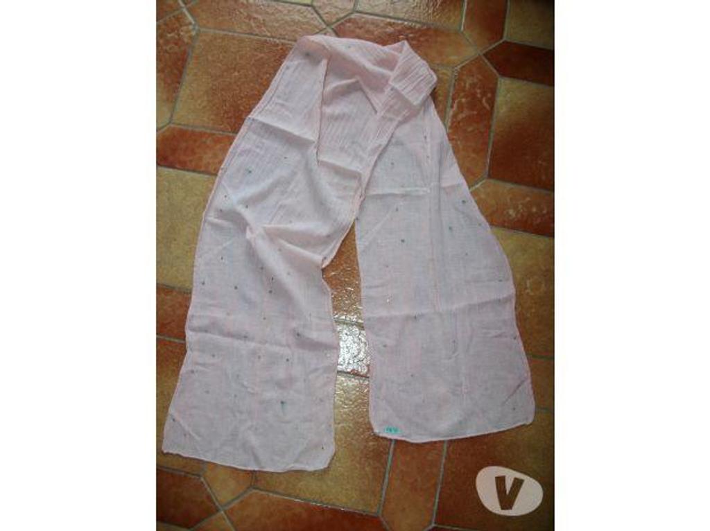 Vêtements occasion Bas-Rhin Bouxwiller - 67330 - Photos Vivastreet Foulards Femme à 0,50 € pièce