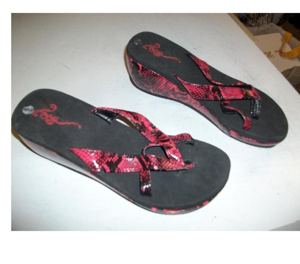 Chaussures Bas-Rhin Bouxwiller - 67330 - Photos Vivastreet Entredoigts à haut talon Rouge imprimé Python pt 38
