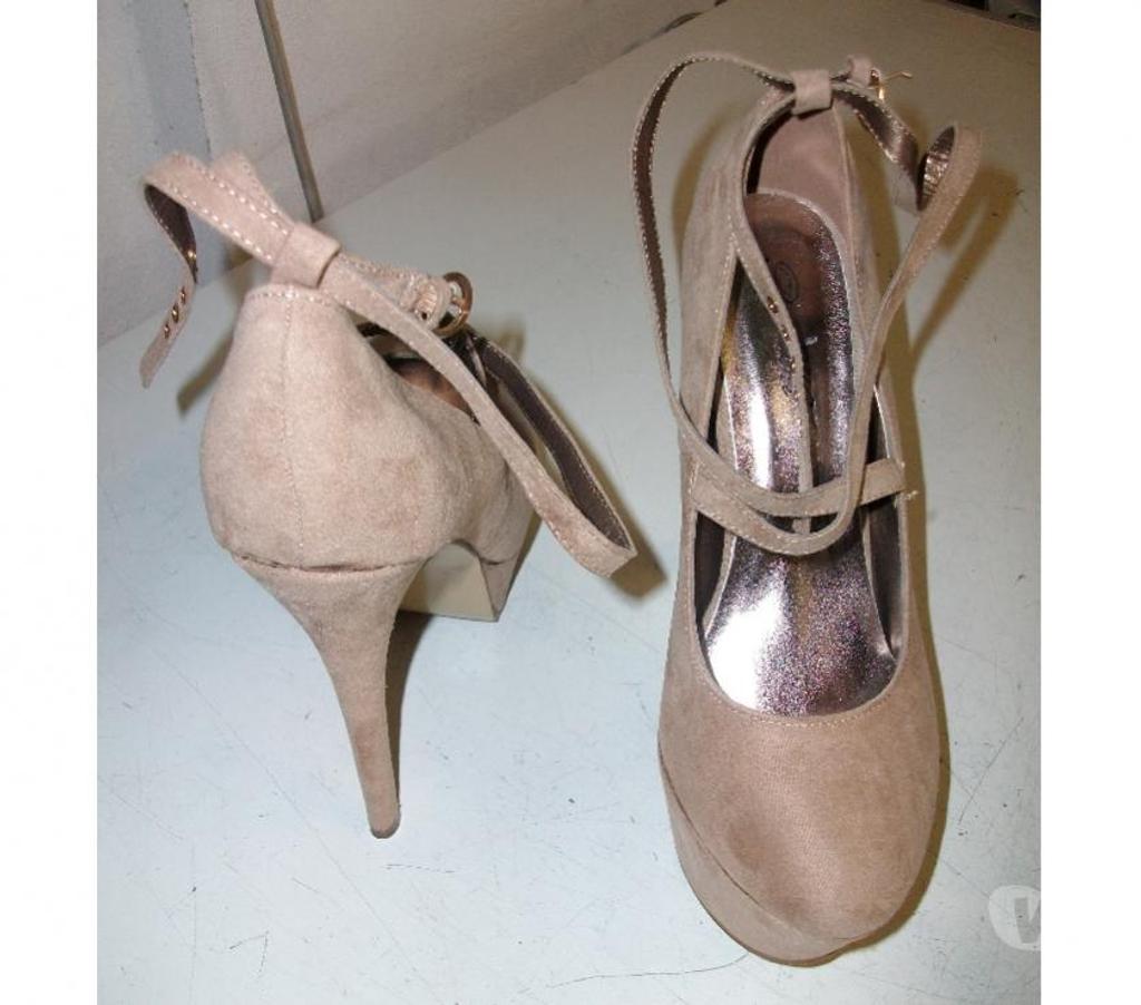 Chaussures Bas-Rhin Bouxwiller - 67330 - Photos Vivastreet Escarpins Beige en daim à bride entrelacée pt 39 à 15 €