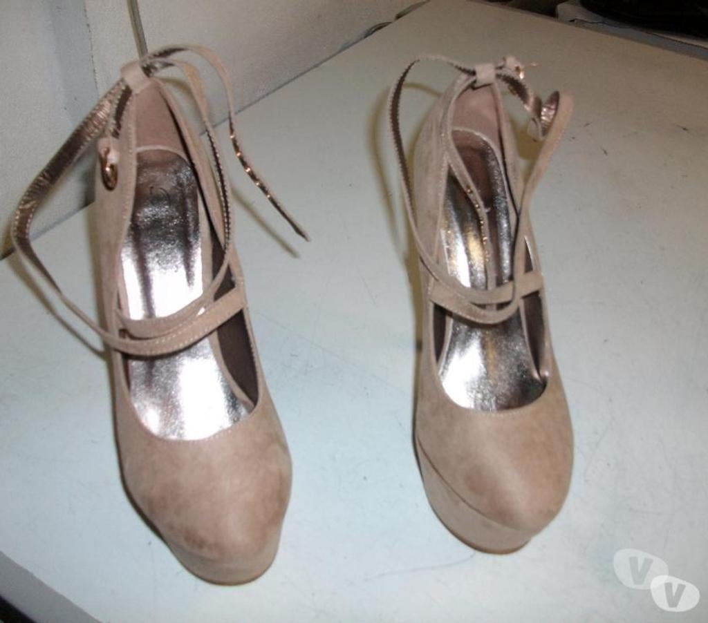 Chaussures Bas-Rhin Bouxwiller - 67330 - Photos Vivastreet Escarpins Beige en daim à bride entrelacée pt 39 à 15 €